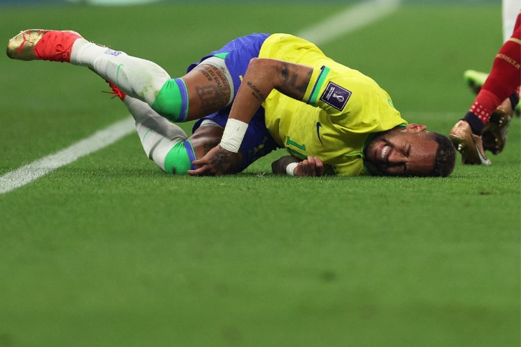 Neymar deixou o gramado sentindo fortes dores