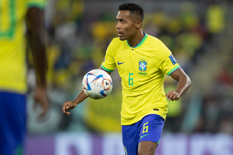 O jogador, titular em todas as partidas do Brasil na Copa do Mundo, fica de fora por conta de dores no quadril esquerdo