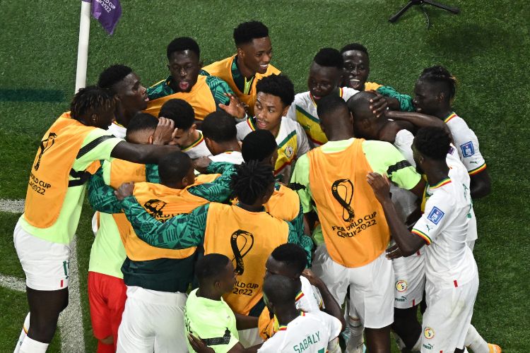Jogadores comemorando o gol histórico marcado por Koulibaly