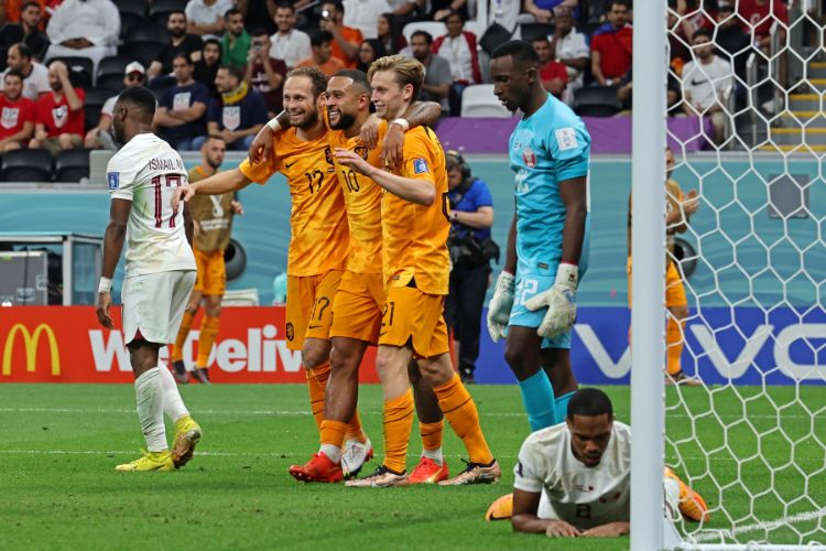 A Holanda não precisou imprimir um grande ritmo para vencer o Catar por 2 a 0