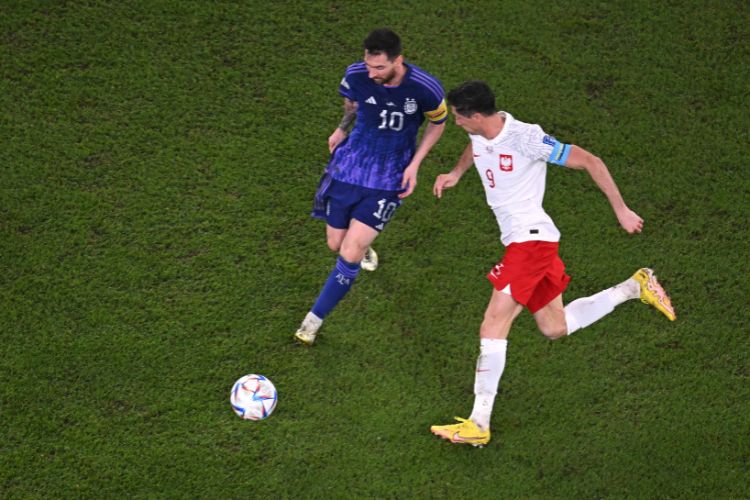 Messi desperdiçou um pênalti, mas sua Seleção avançou