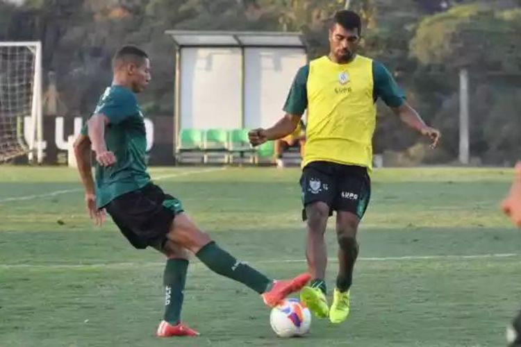 Richarlison disputa bola com Thiago Santos em 2015