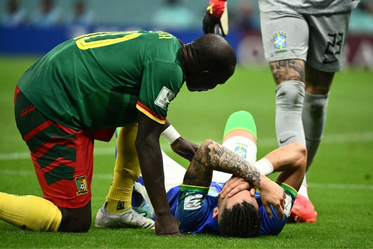 Telles parece ter lesionado o joelho e iniciou o tratamento no banco
