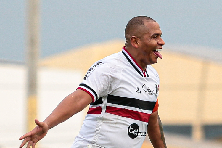 Walter iniciou a temporada defendendo o Santa Cruz
