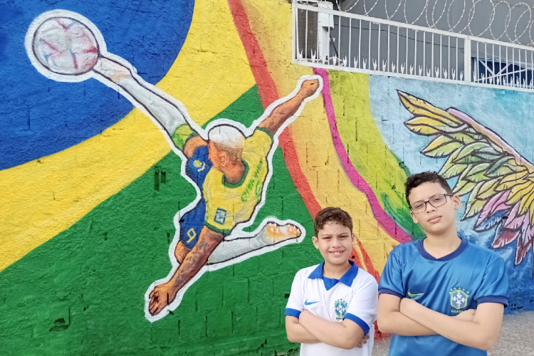 A grafitagem está localizada na lateral de uma igreja em Camaragibe
