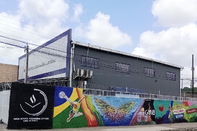 A grafitagem está localizada na lateral de uma igreja em Camaragibe