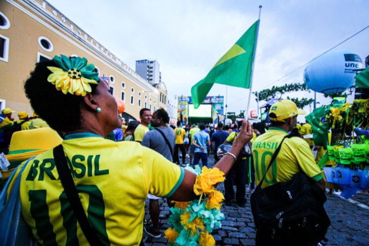 Torcida pernambucana se reúne na Fan Fest, no Cais da Alfândega