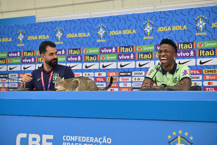 O atacante Vini Jr. caiu na gargalhada com a