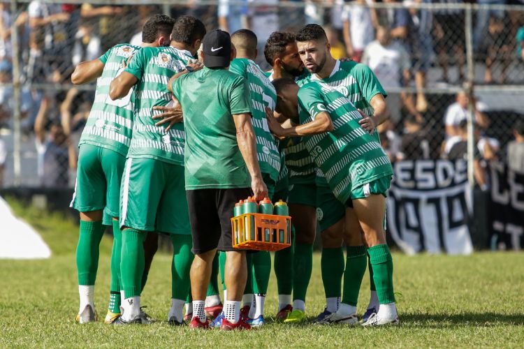 Jogadores do Belo Jardim em partida contra o Central na Série A2 