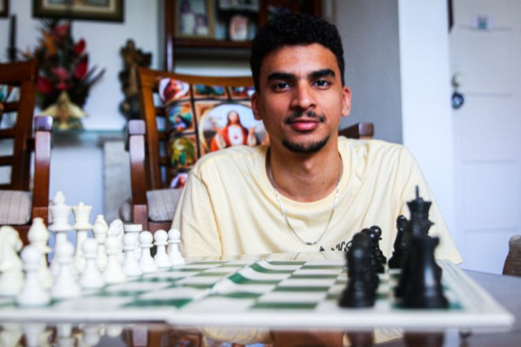 Yago começou por hobby e hoje vive como enxadrista 