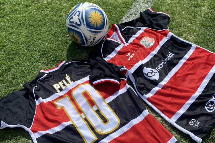 Uniforme com nome do Rei Pelé utilizado no amistosa contra o Maguary 