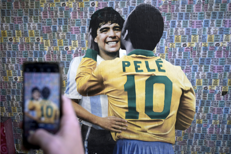 Arte em Buenos Aires celebra os dois maiores craques da história 