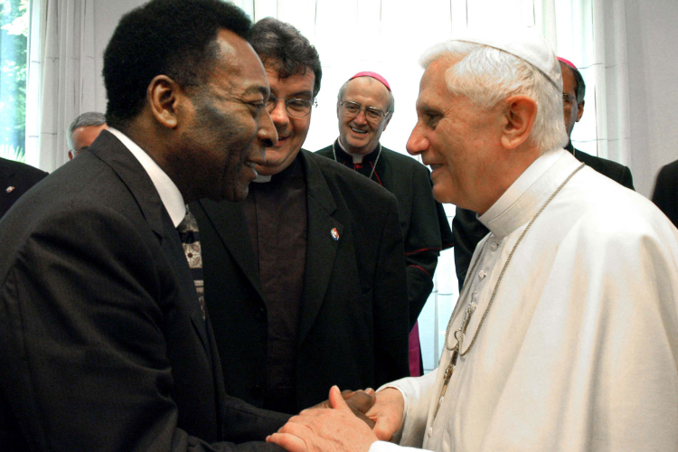 Pel&eacute; faleceu na &uacute;ltima quinta-feira (29) e o Papa Bento XVI faleceu neste s&aacute;bado (31)/ARTURO MARI/OSSERVATORE ROMANO/AFP