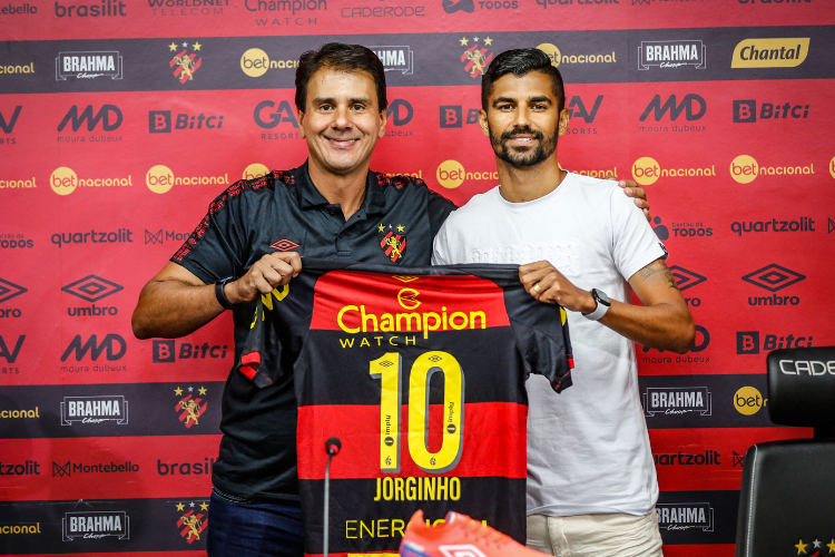 Jorginho no momento da sua apresentação oficial no Leão da Ilha