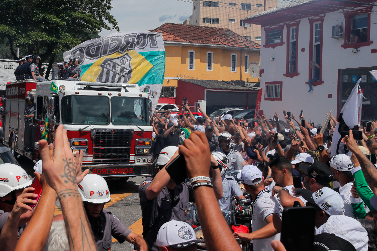 Multidão acompanha o cortejo pelas ruas de Santos