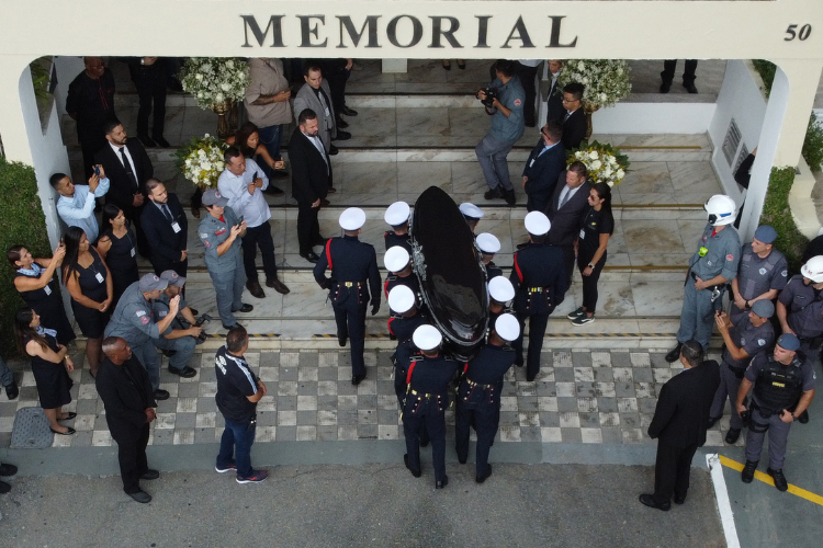Caixão do Rei Pelé chegando no Memorial Necrópole Ecumênica, em Santos