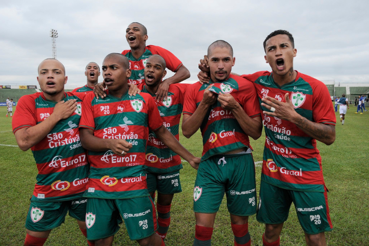 Comemoração dos jogadores da Lusa na vitória diante do Timbu