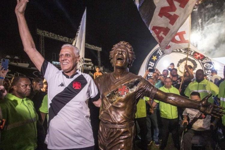 Inauguração da estátua de Roberto Dinamite em São Januário