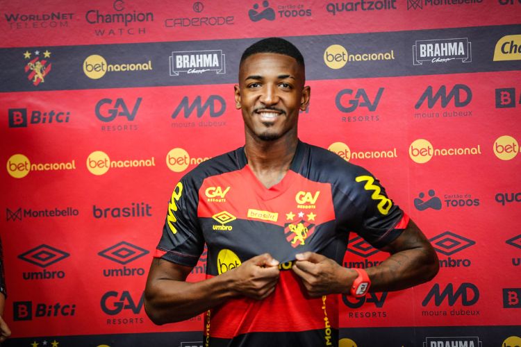 Atacante deve disputar posição com Vágner na referência ofensiva