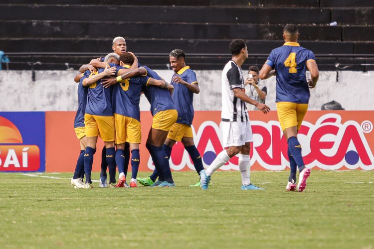 Retrô marcou um gol em cada início de tempo contra o Central
