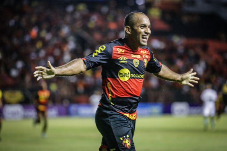 Edinho soma seis participações diretas em gols na temporada