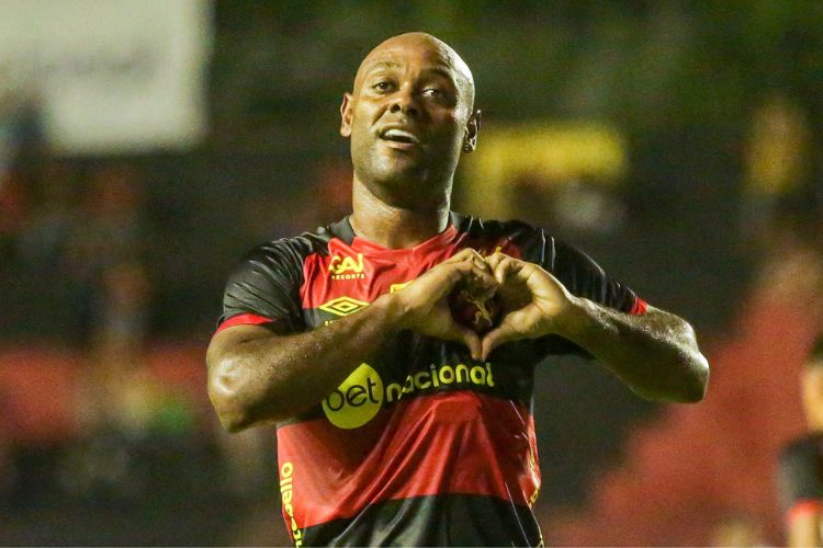 Vágner Love foi um dos destaques, com dois gols marcados no massacre