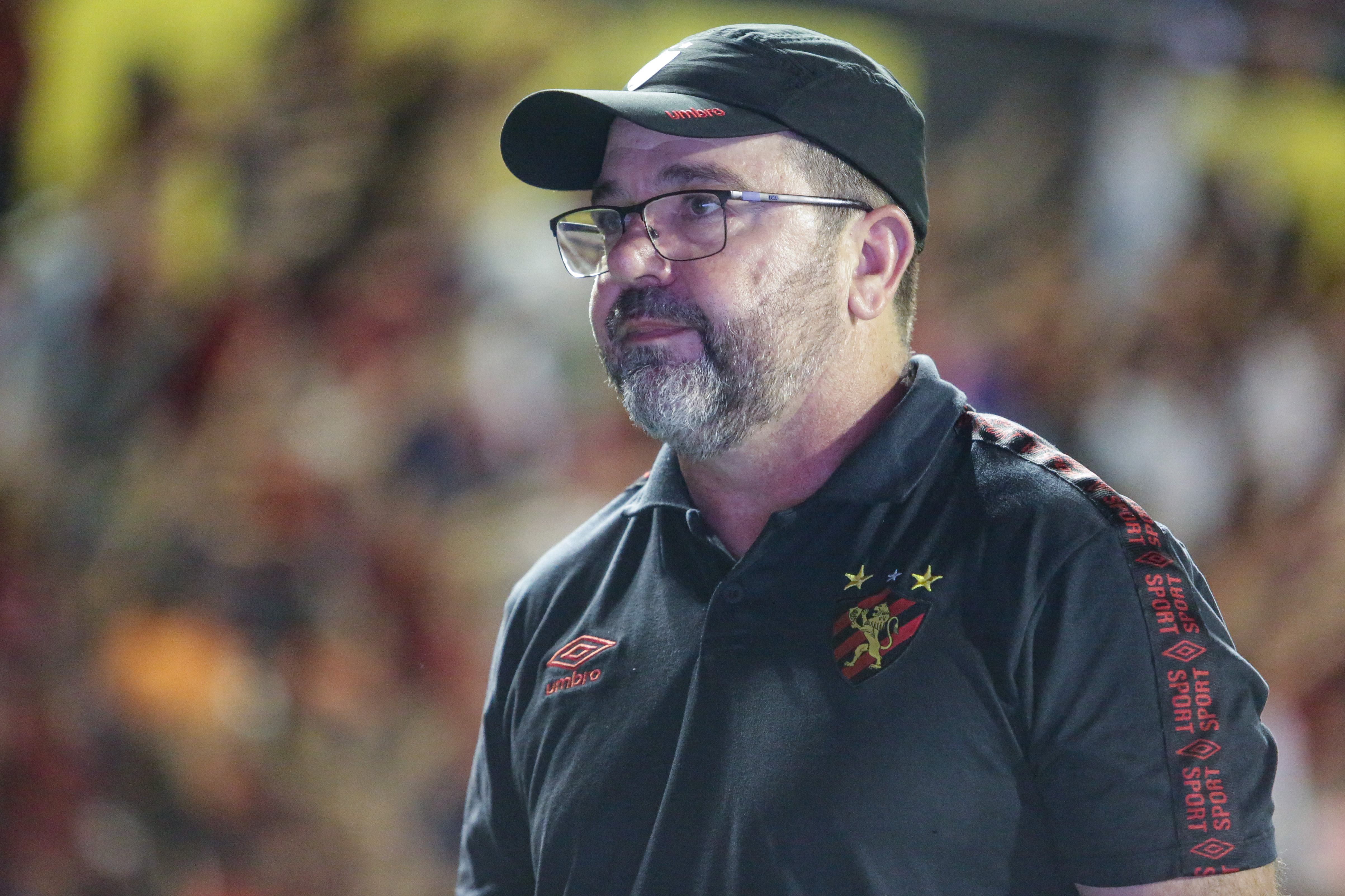 Mesmo embalado, Enderson mantém os pés no chão e cobra melhoras
