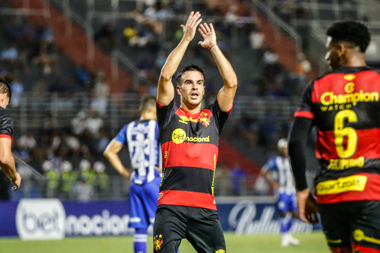 Labandeira comemorando os gols marcados diante do CSA 