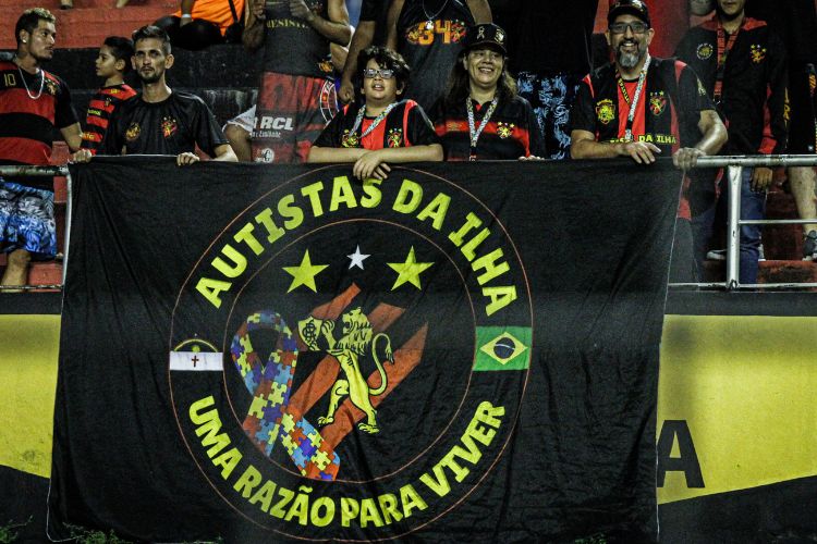 Pai e filho se unem para levantar a bandeira do autismo nas arquibancadas