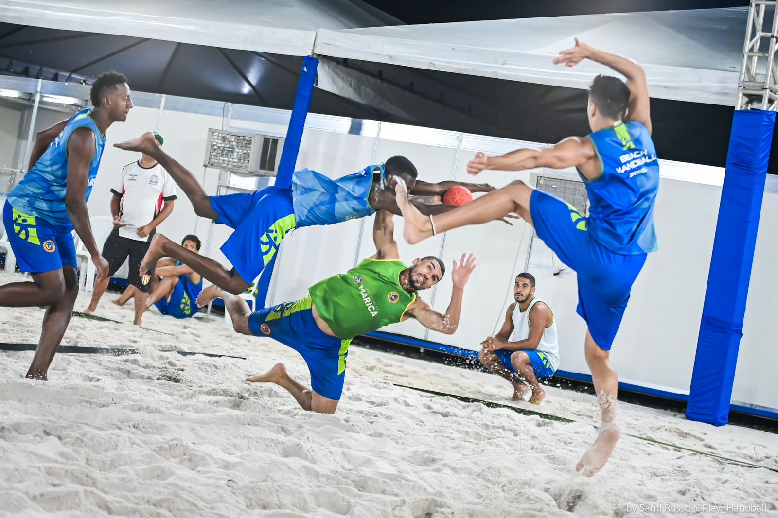 O Brasil é a equipe que ganhou mais troféus internacionais de handebol de praia tanto na competição masculina, como na feminina