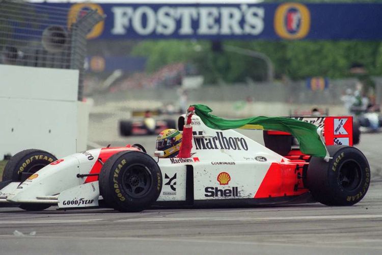 Senna vence o GP de Interlagos defendendo a escuderia inglesa