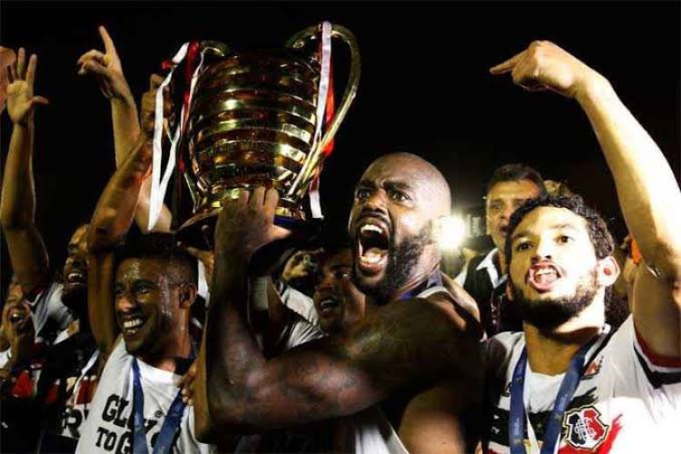 Elenco da Cobra Coral com o troféu da Copa do Nordeste