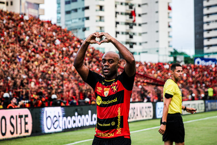 Com 12 gols no ano, Love é um dos destaques do Leão