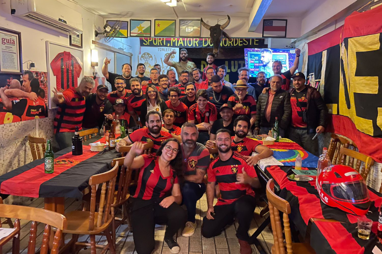 Torcedores do Leão seguem o clube fielmente em São Paulo 