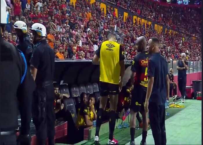 Momento em que o zagueiro Chico é atingido por copo