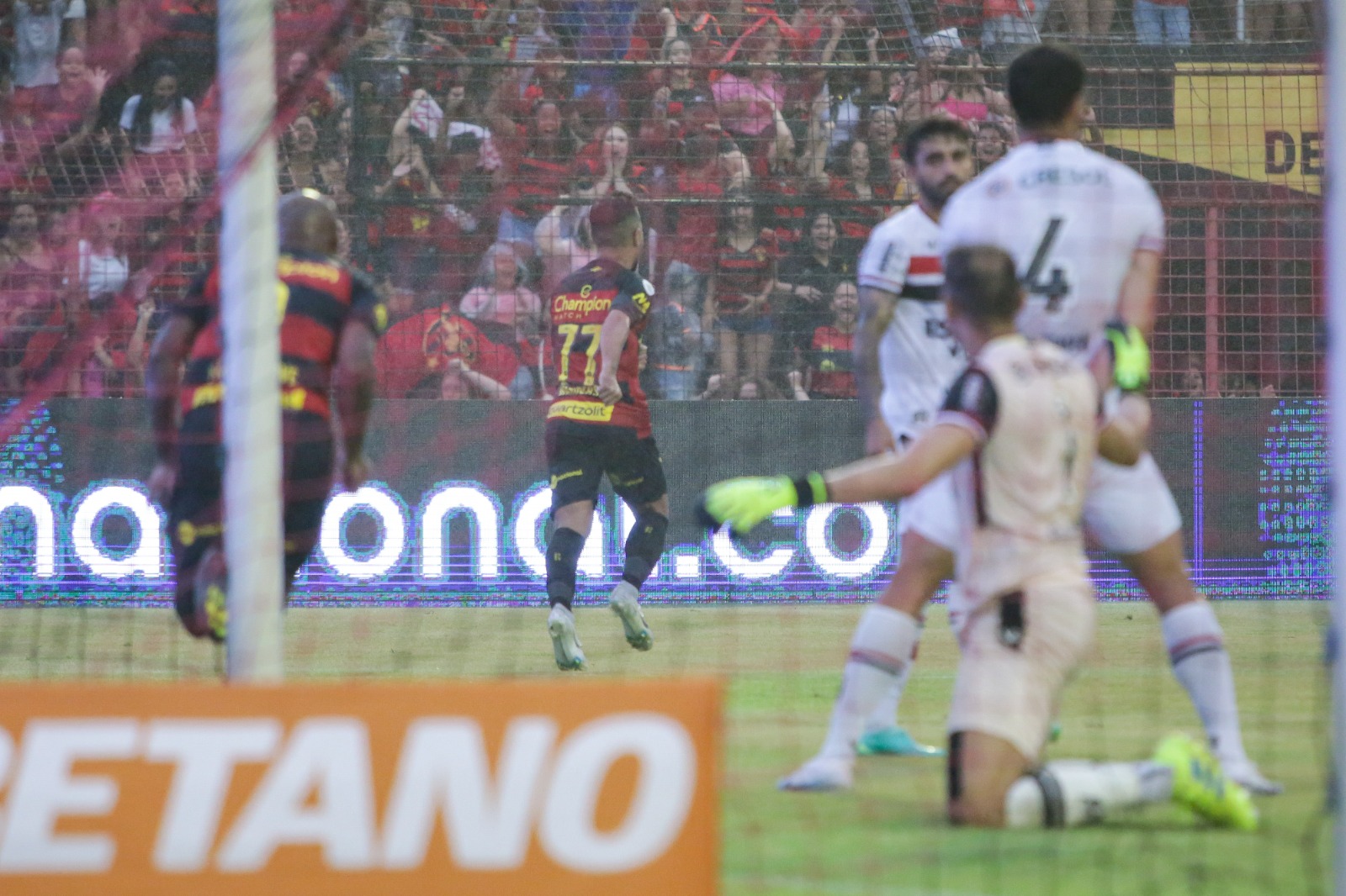 Dentro de campo, Leão venceu os paulistas por 3 a 0