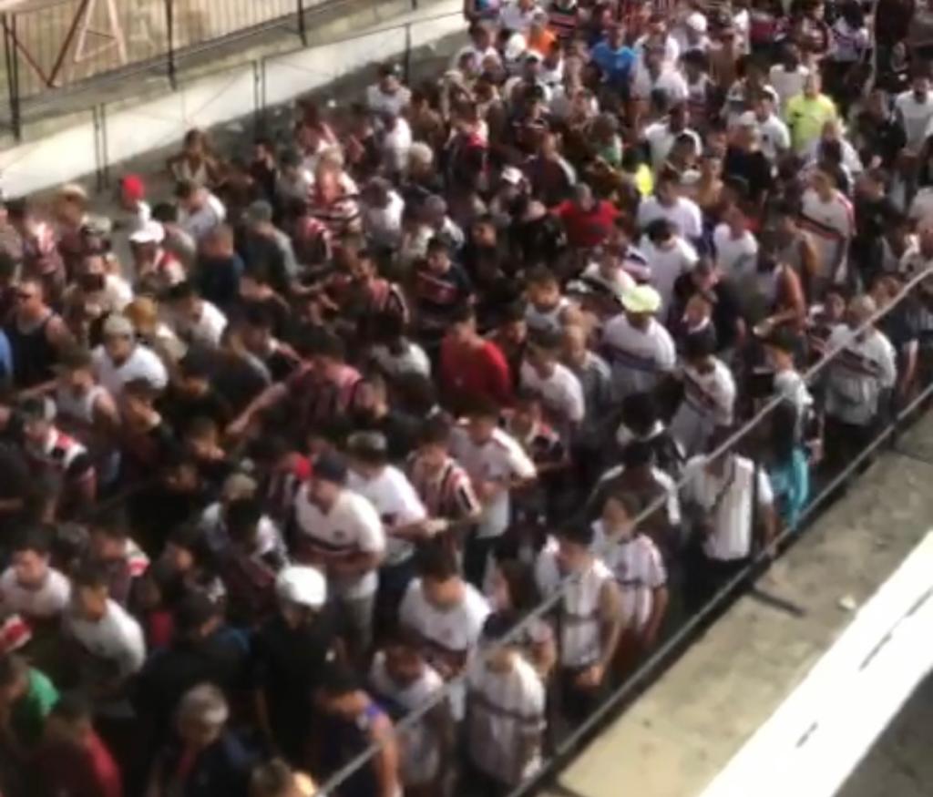 Torcedor sofreu outra vez para entrar no estádio do Arruda