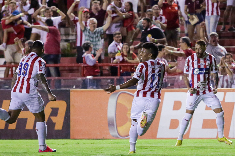 Souza comemora o primeiro gol da vitória alvirrubra nos Aflitos 