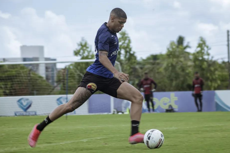 No Recife, jogador é aguardado para se apresentar no Arruda