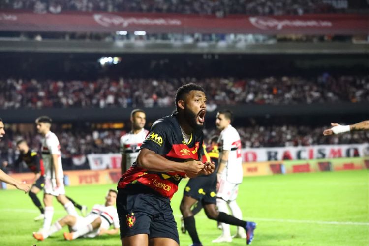 Sabino foi o artilheiro do jogo, com dois gols no tempo normal e um nos pênaltis