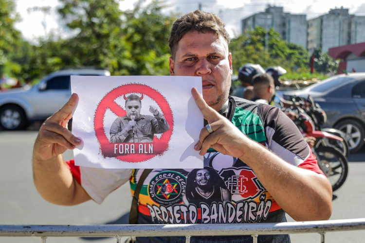 Torcida protesta contra o presidente Antônio Luiz Neto no Arruda