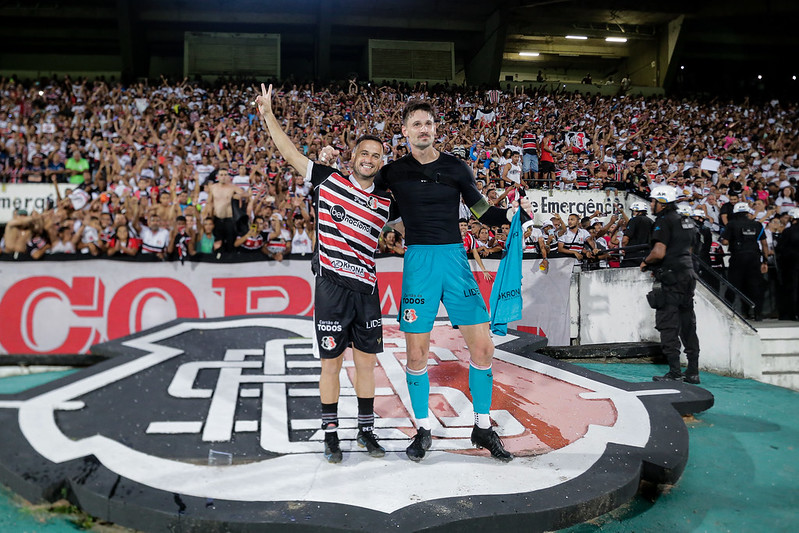 Pipico e Michael fizeram a festa com a torcida coral 