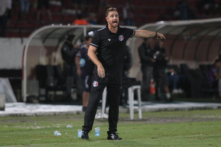 Treinador destacou a importância de somar pontos longe do Arruda
