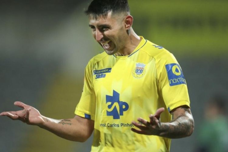 Alan Ruíz tem 29 anos e é canhoto