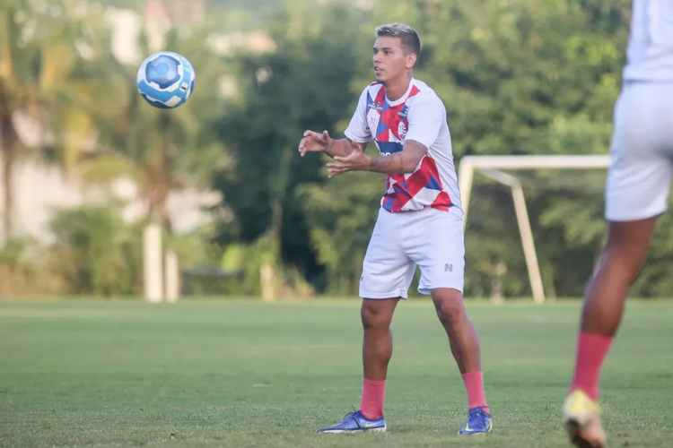 Jogador se colocou à disposição para atuar em várias posições