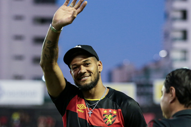 Craque do Newcastle e da Seleção no gramado da Ilha do Retiro 