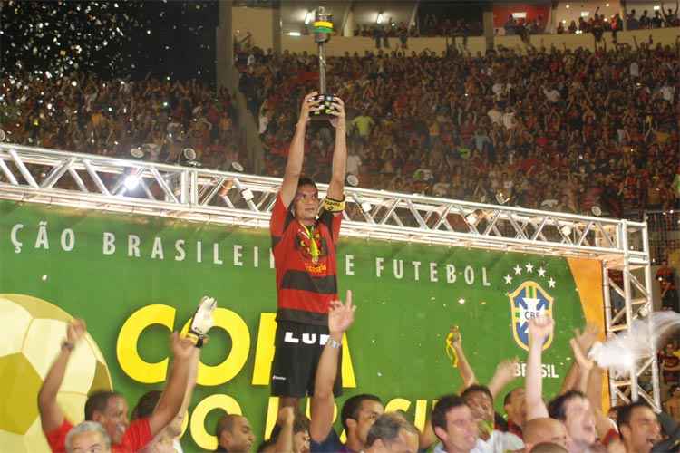 Ídolo rubro-negro liderou o time na conquista da Copa do Brasil de 2008