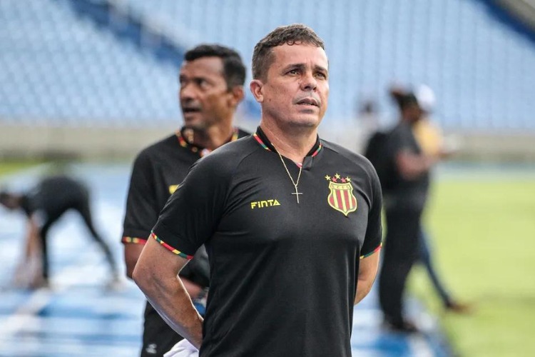 Evaristo acumula passagens por Sampaio Corrêa, Botafogo-PB e CSA