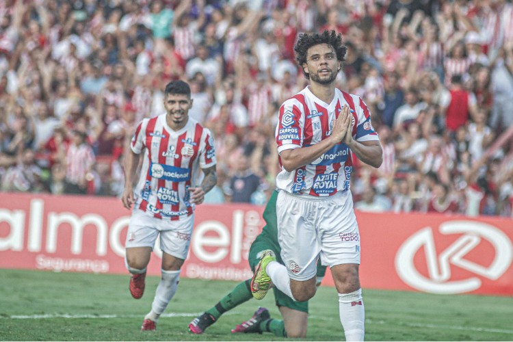 Lateral vive temporada mais artilheira da carreira, com quatro gols