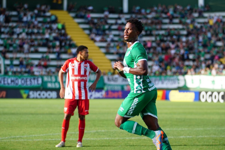 Centroavante deixa a Chapecoense após marcar quatro gols em 22 jogos